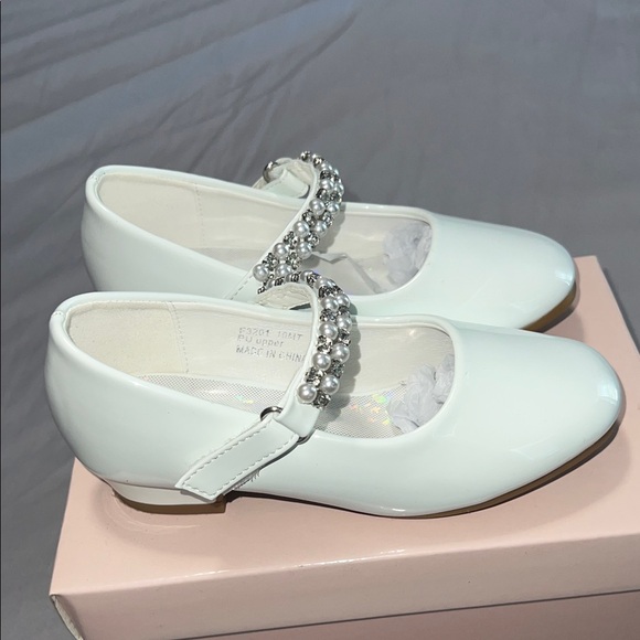 Elegant White Mary Jane Shoes - Picture 4 of 9